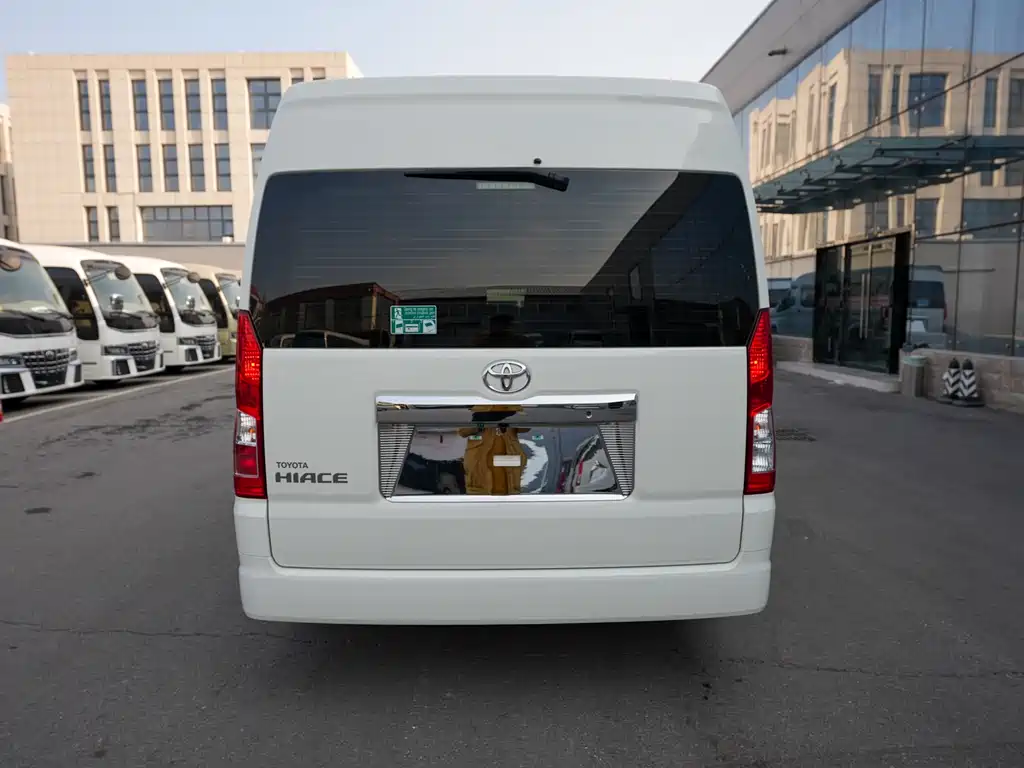 Toyota Hiace — фото 10