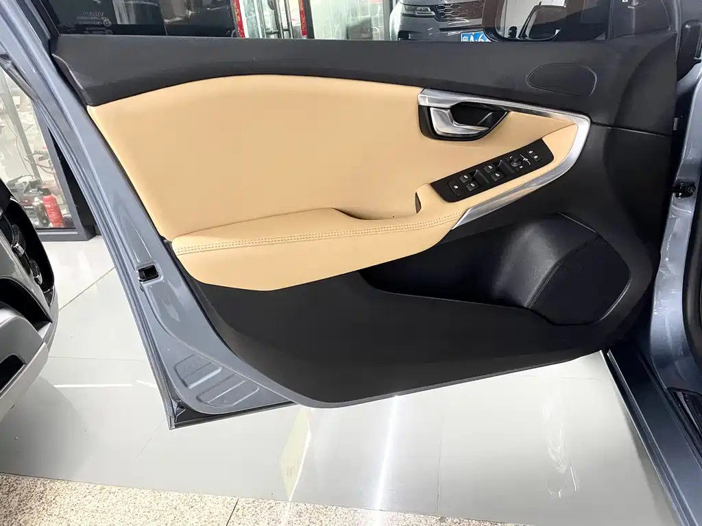 Volvo V40 2018 — фото 9