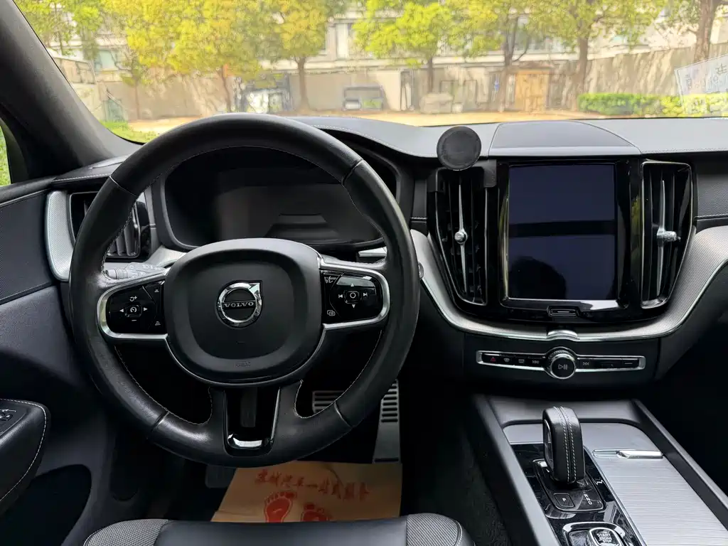 Volvo XC60 Plug-In Hybrid 2020 — фото 13