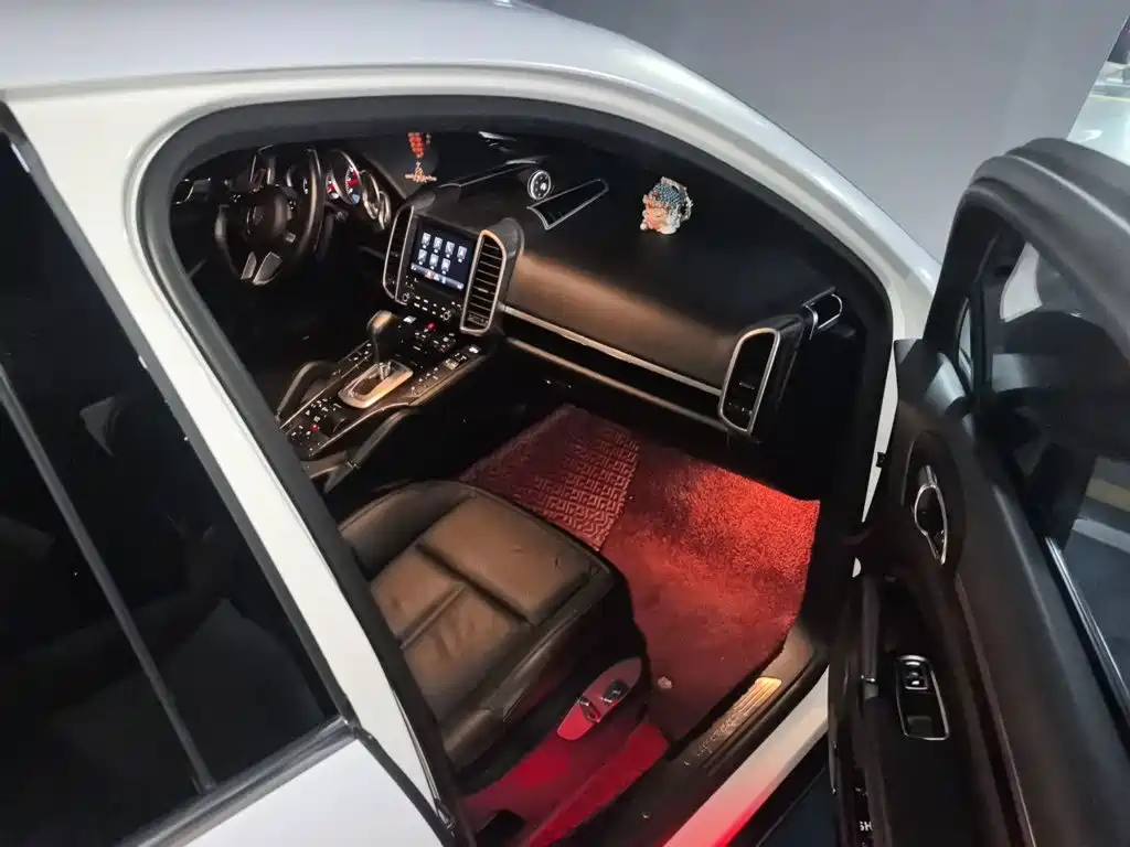 Porsche Cayenne 2017 — фото 20