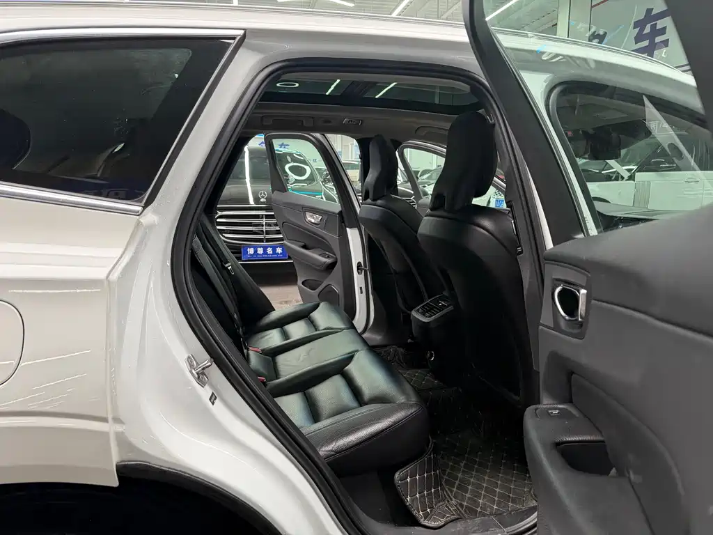 Volvo XC60 2018 — фото 14