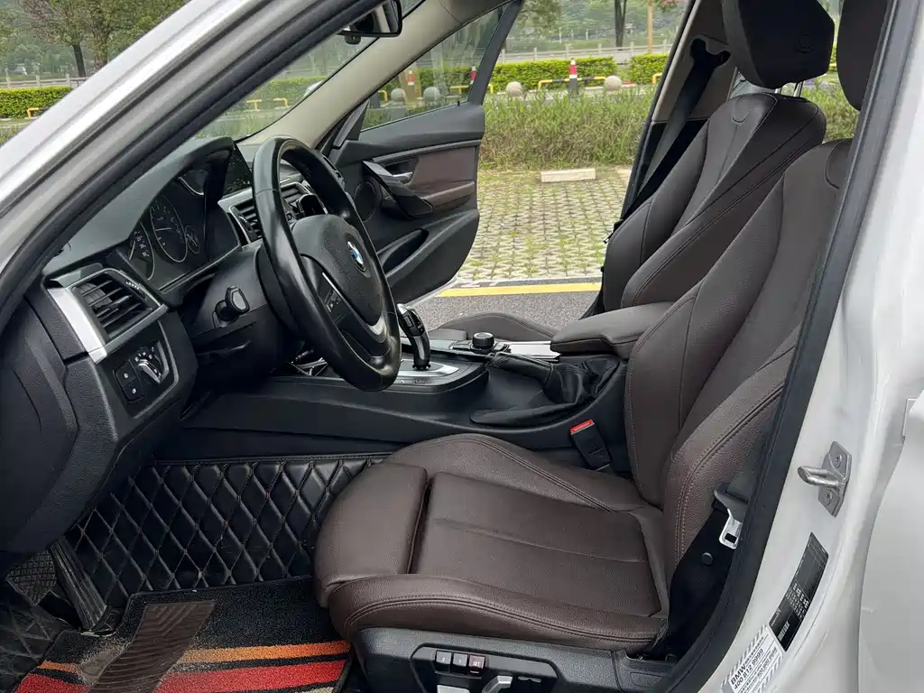 BMW 3 Series 2018 — фото 11