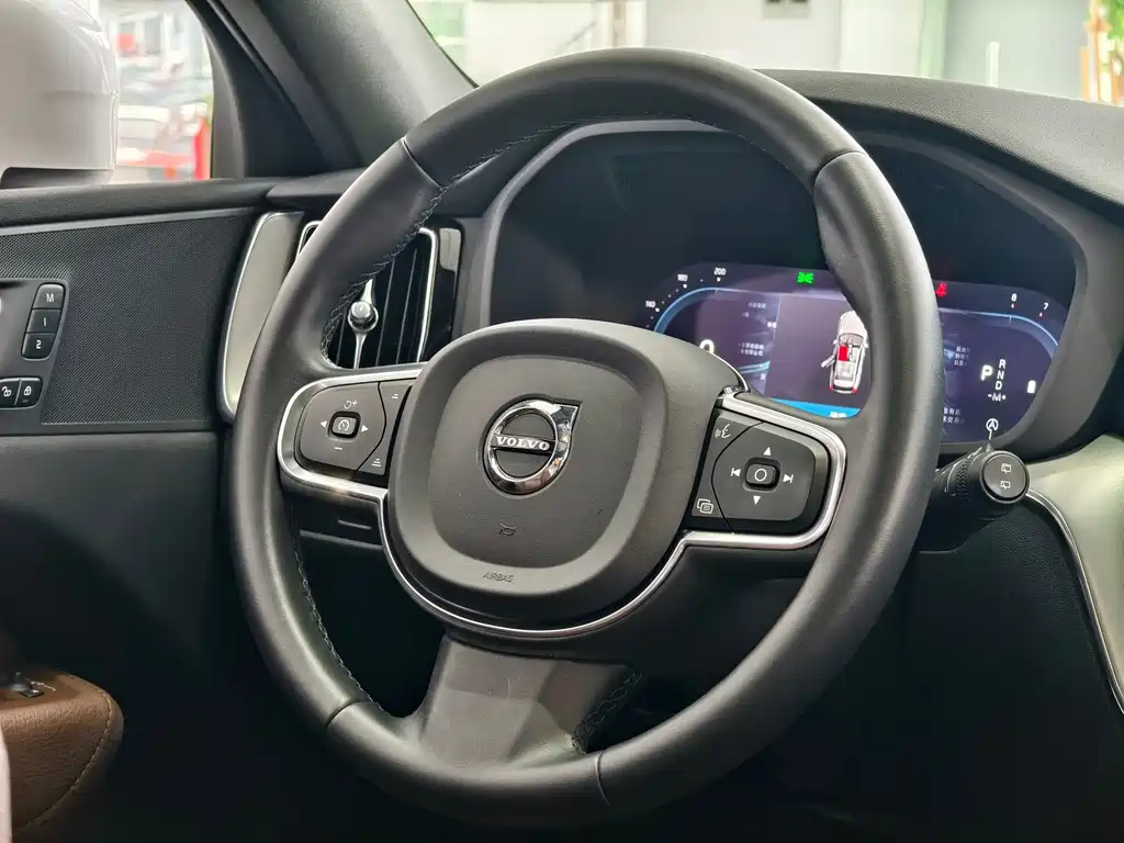 Volvo XC60 2022 — фото 12
