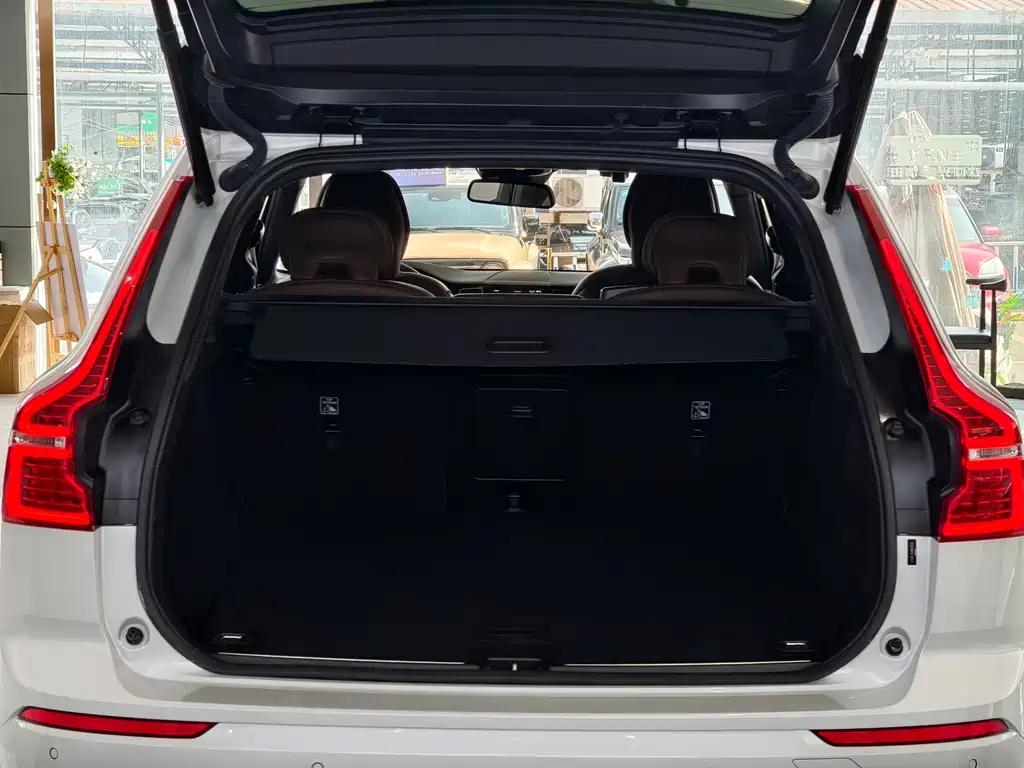 Volvo XC60 2022 — фото 15