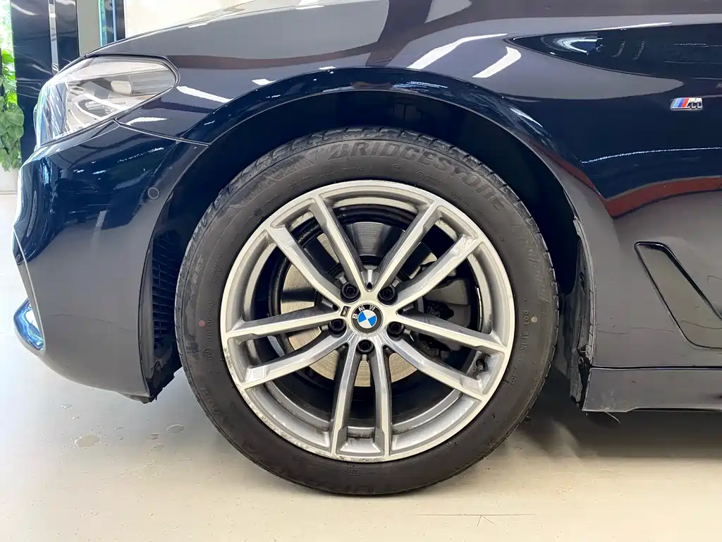 BMW 5 Series 2019 — фото 20