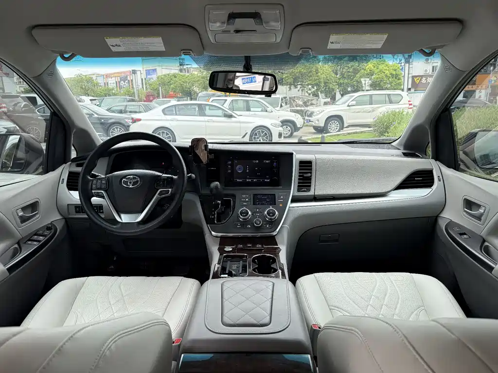 Toyota Sienna 2017 — фото 10