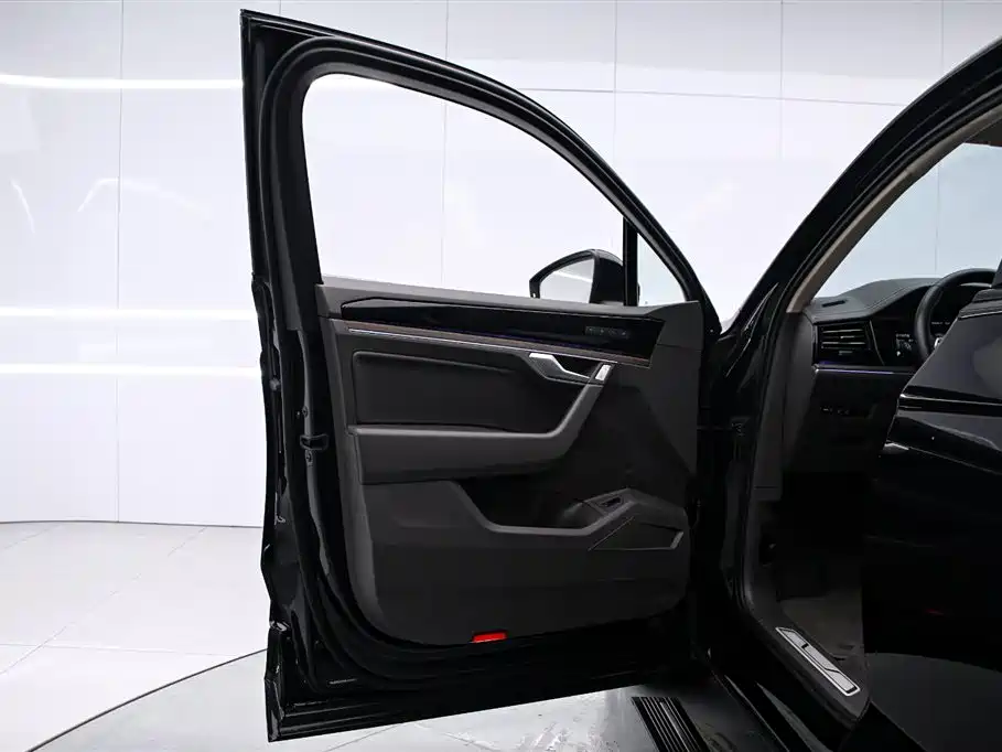 Volkswagen Touareg 2023 — фото 11