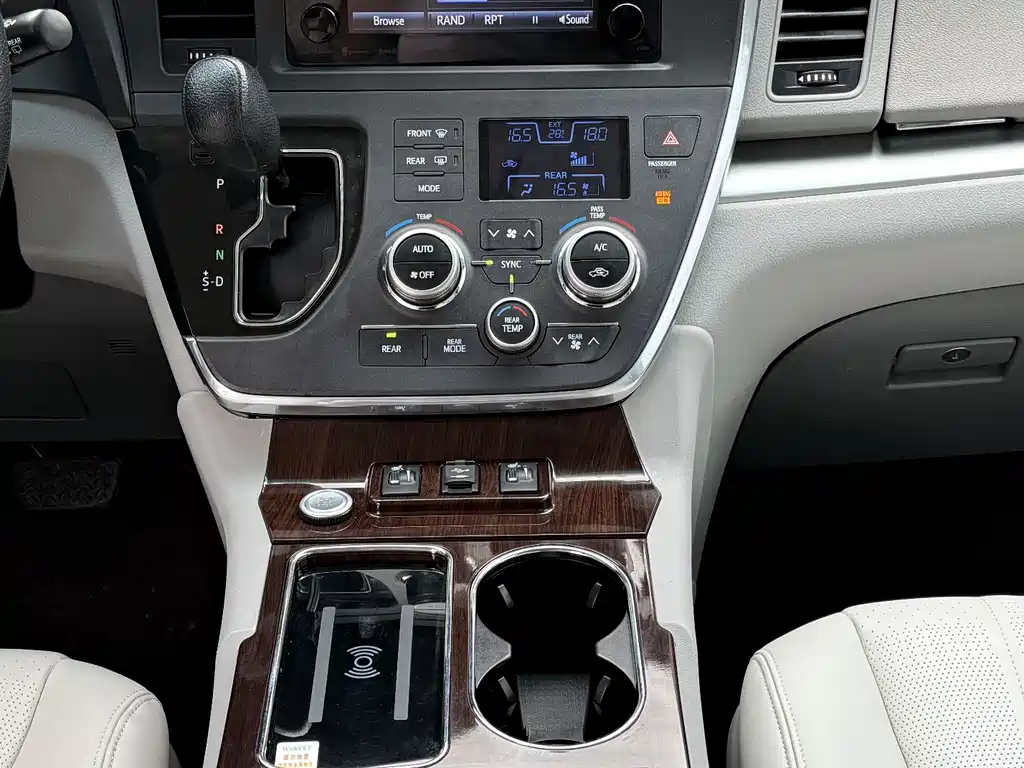 Toyota Sienna 2017 — фото 14