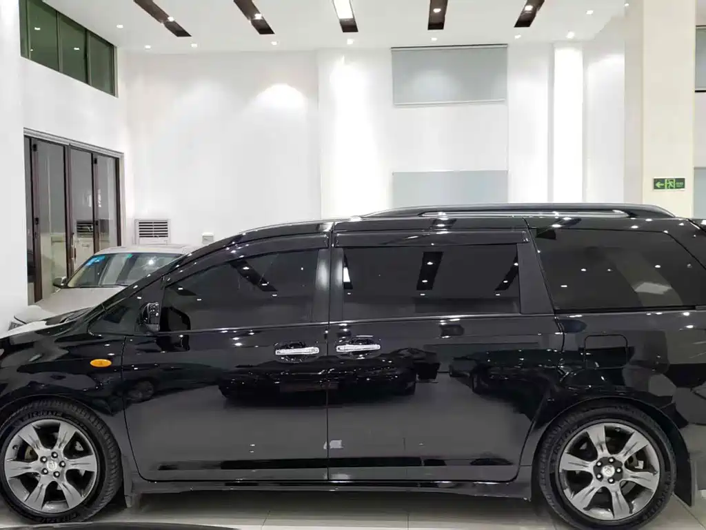 Toyota Sienna 2016 — фото 17