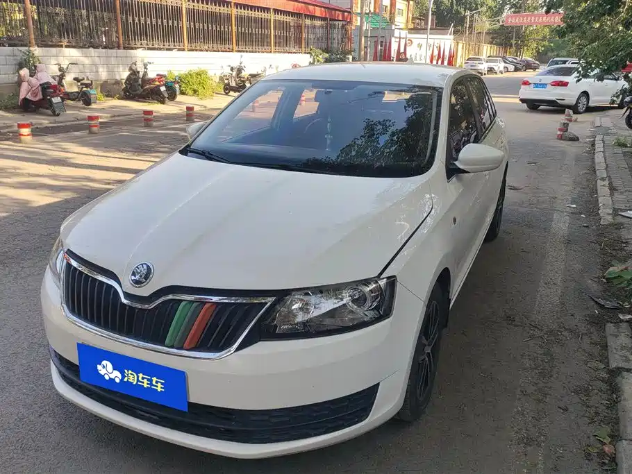 Skoda Rapid Spaceback 2018 — фото 1
