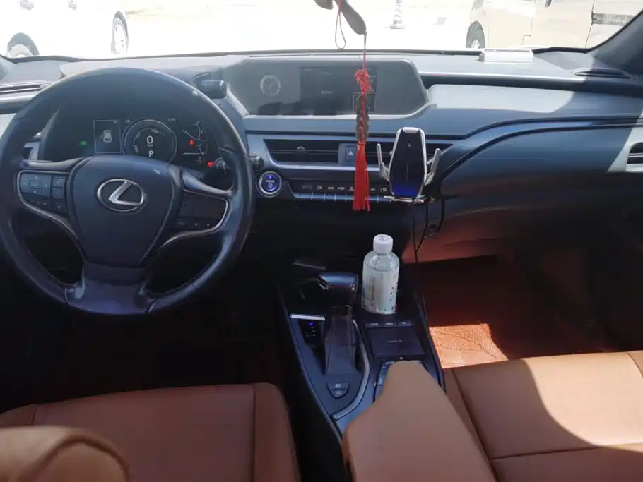 Lexus UX 2020 — фото 12