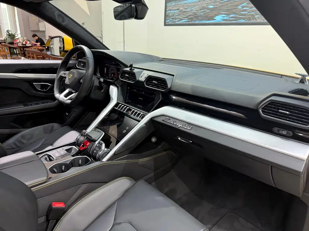 Lamborghini Urus 2019 — фото 10