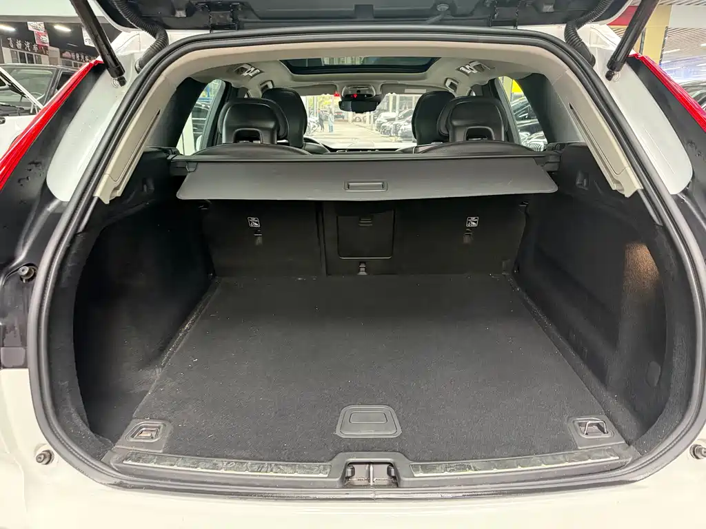 Volvo XC60 2018 — фото 16