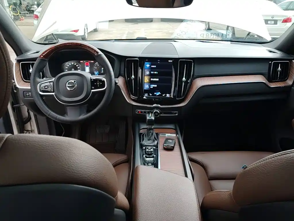 Volvo XC60 2020 — фото 10