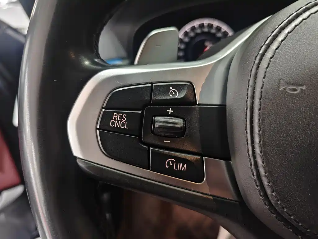 BMW 5 Series 2019 — фото 11
