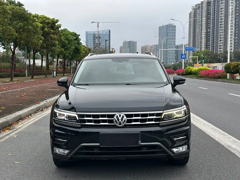 Volkswagen Tiguan L 2017 — фото 2