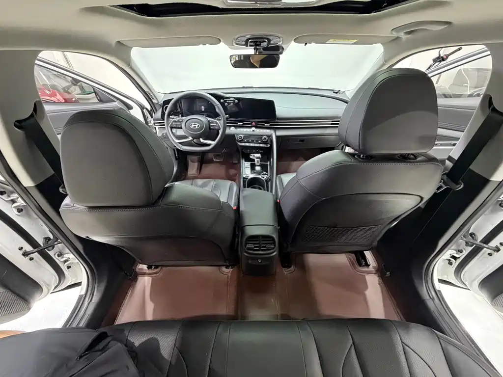 Hyundai Elantra 2023 — фото 16