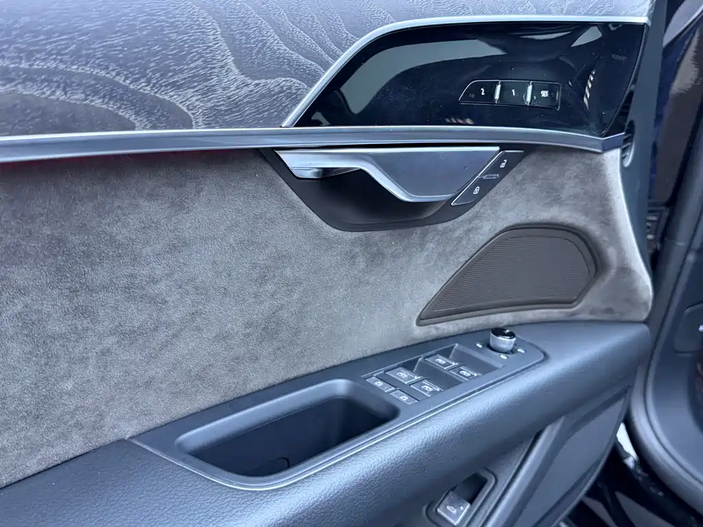 Audi A8 2021 — фото 12