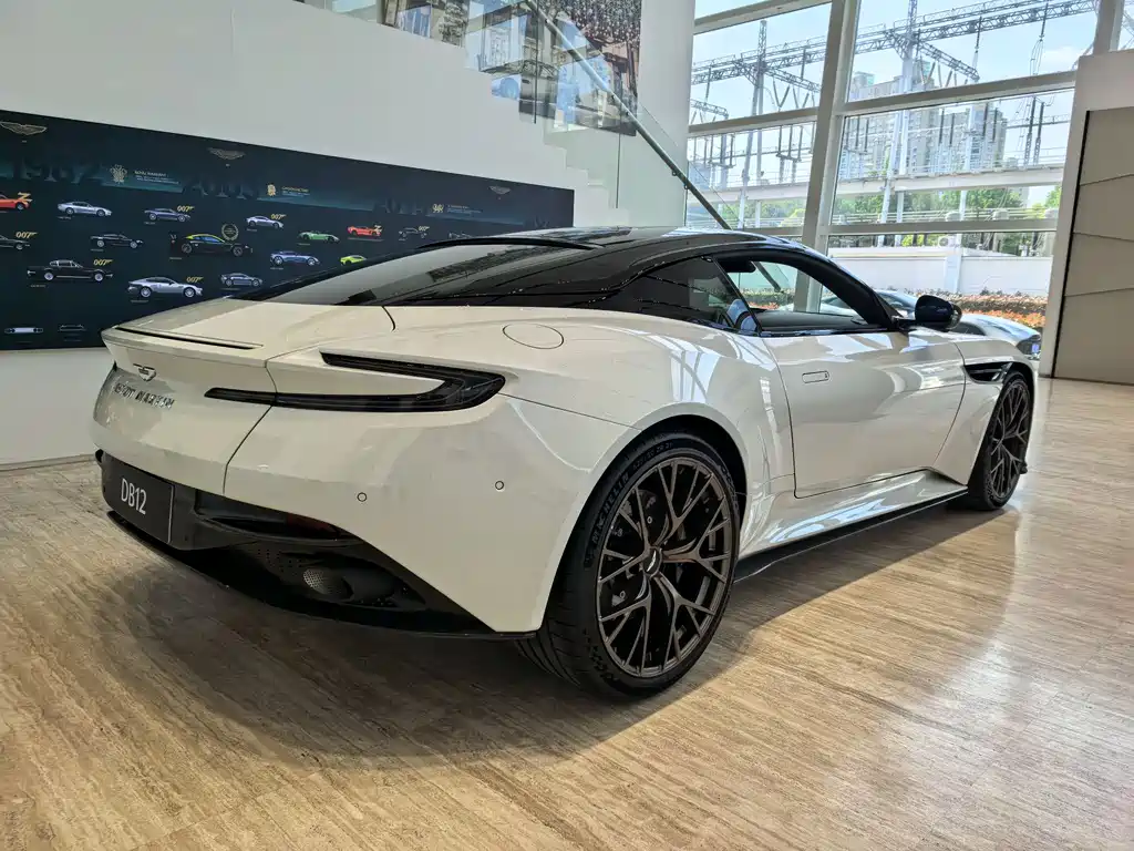 Aston Martin DB12 — фото 3