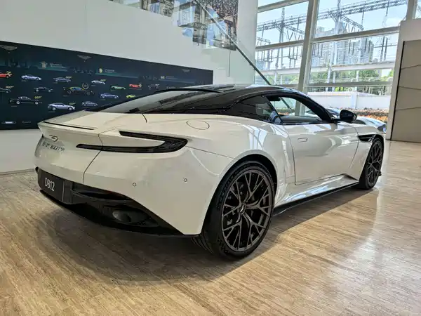 Aston Martin DB12 2025