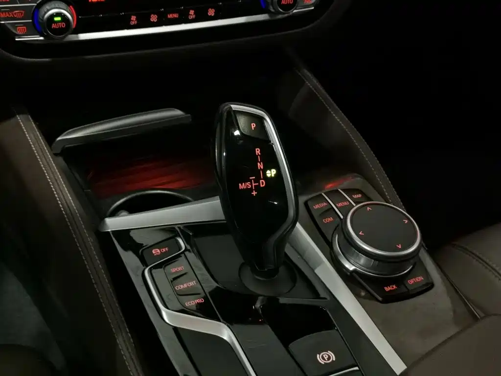 BMW 5 Series 2019 — фото 13