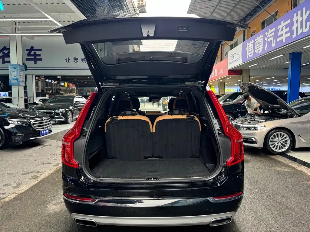 Volvo XC90 2018 — фото 17