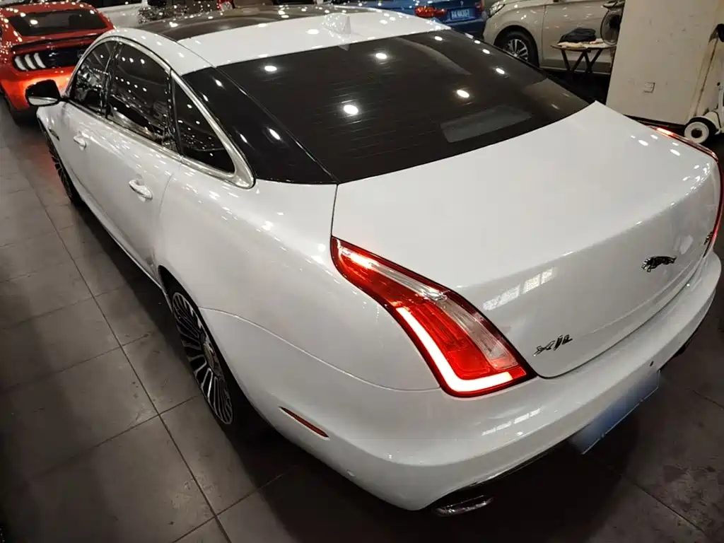 Jaguar XJ 2016 — фото 23