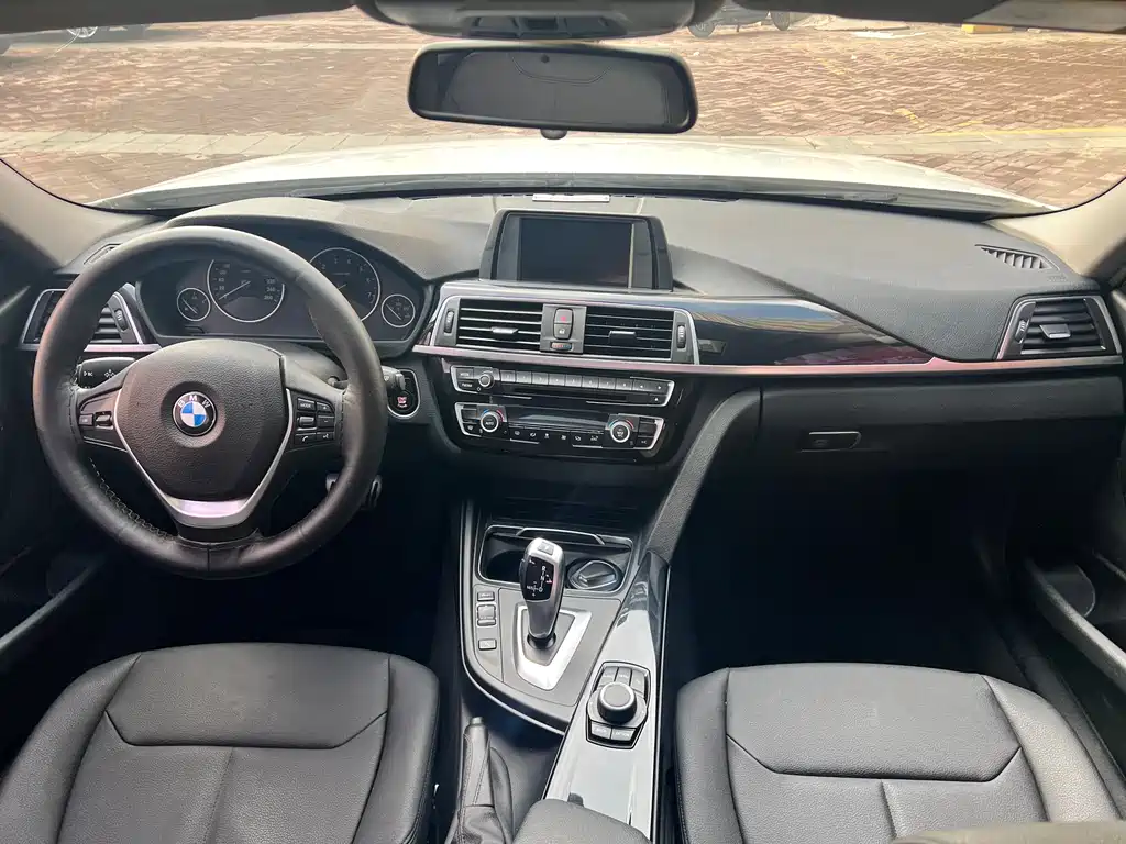 BMW 3 Series 2017 — фото 15