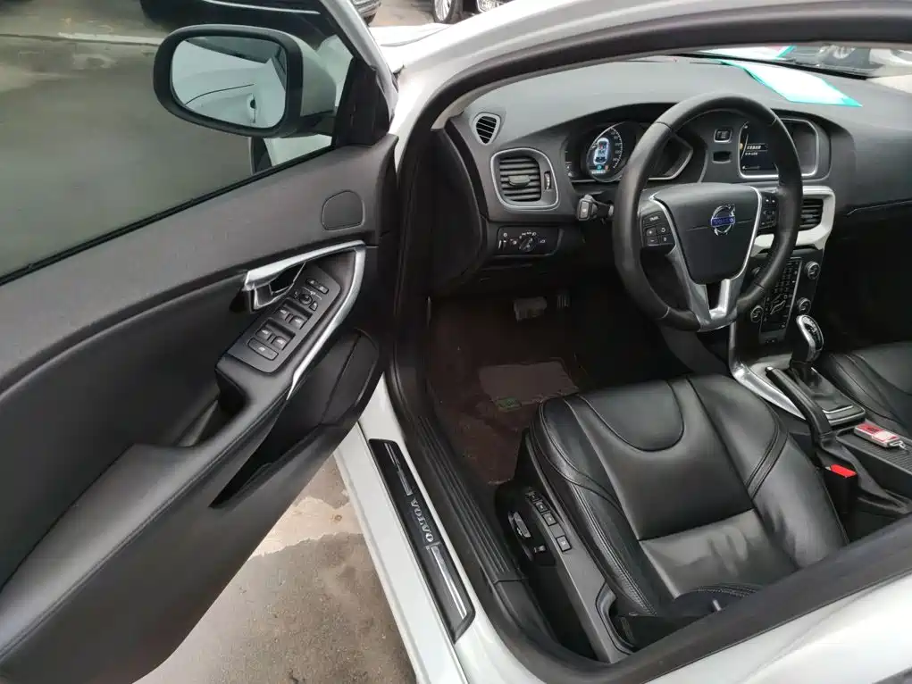 Volvo V40 2015 — фото 12