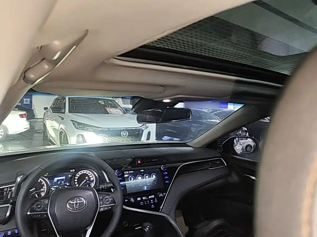 Toyota Camry 2019 — фото 18