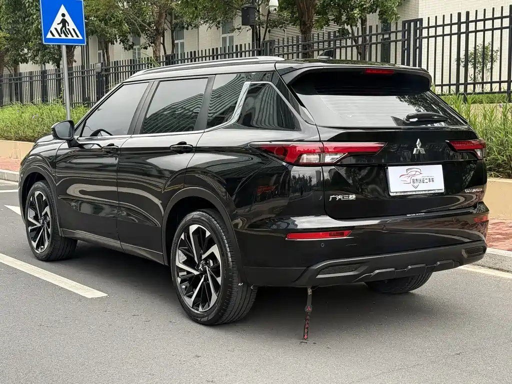 Mitsubishi Outlander 2023 — фото 17