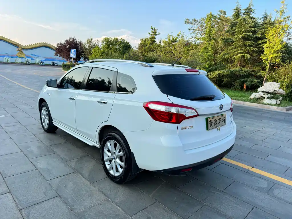 Venucia T70 2015