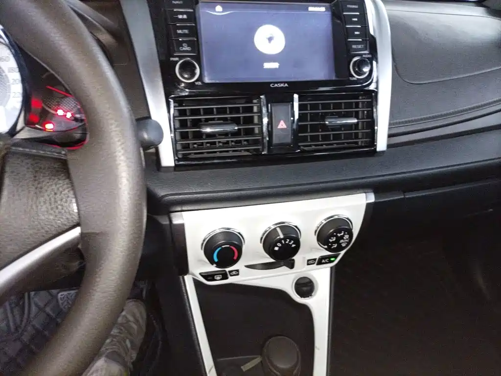 Toyota Yaris L 2015 — фото 13