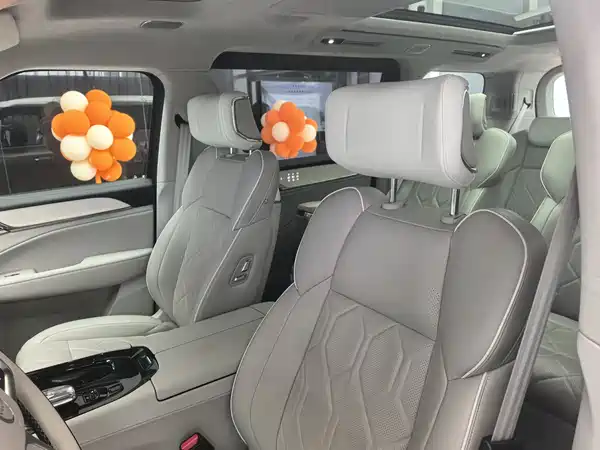 Volvo EM90 2025
