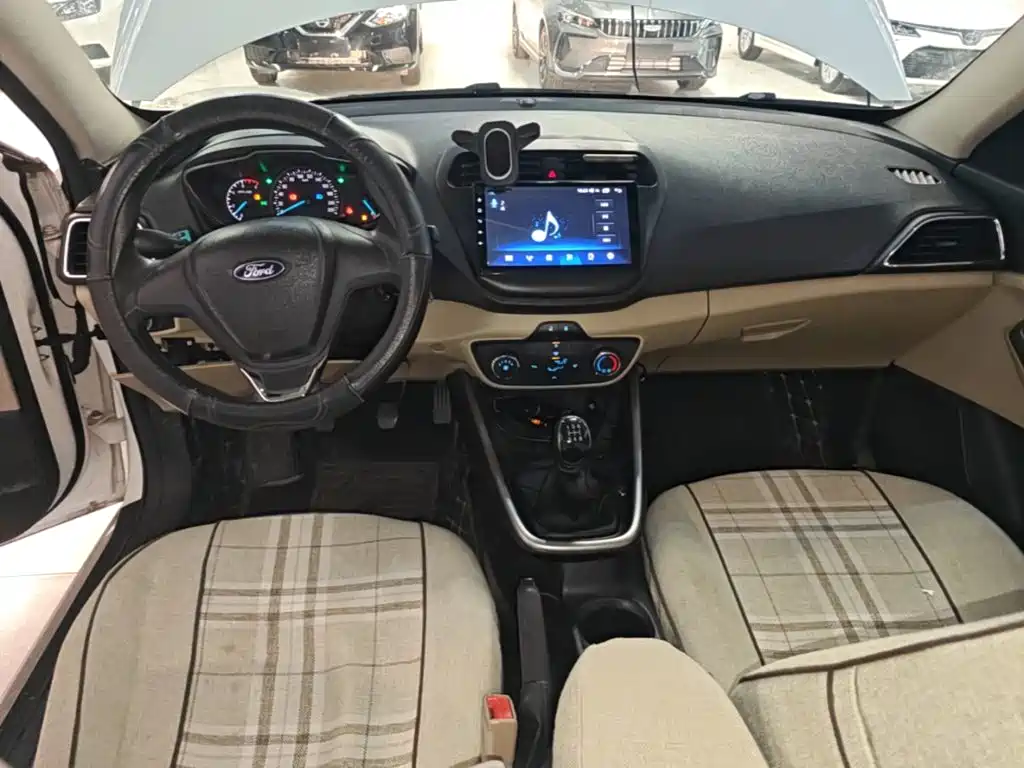 Ford Escort 2017 — фото 10