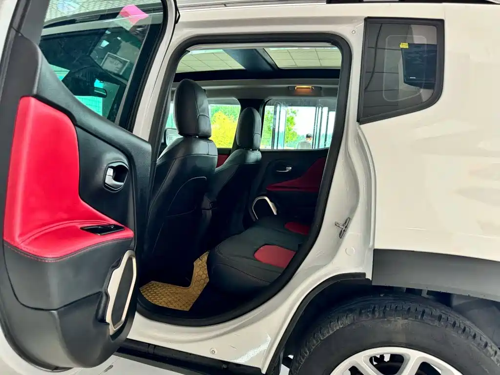 Jeep Renegade 2017 — фото 15