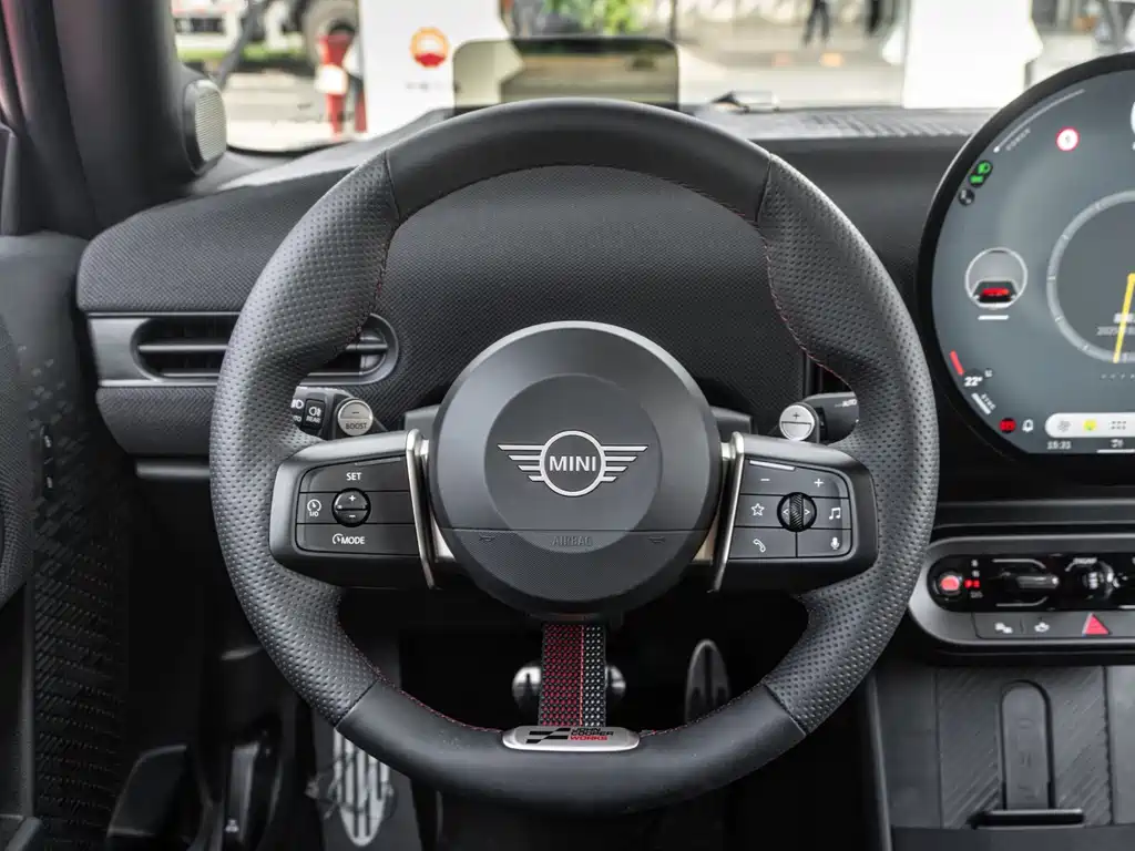 MINI JCW 2025 — фото 12