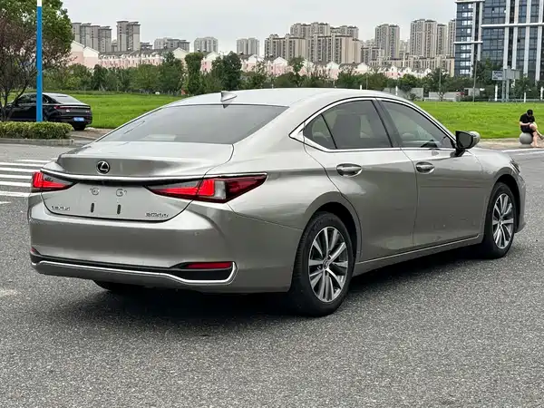 Lexus ES 2020