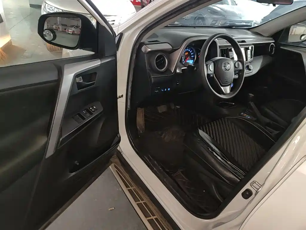 Toyota RAV4 2019 — фото 16