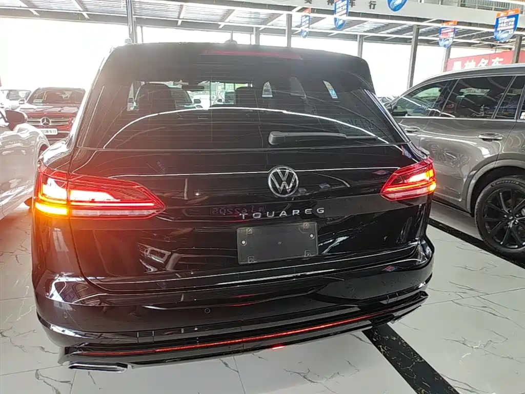 Volkswagen Touareg 2023 — фото 6