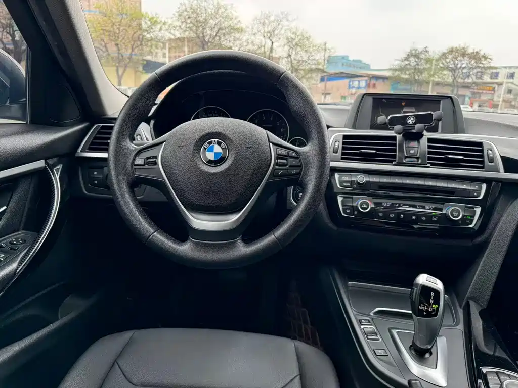 BMW 3 Series 2017 — фото 14