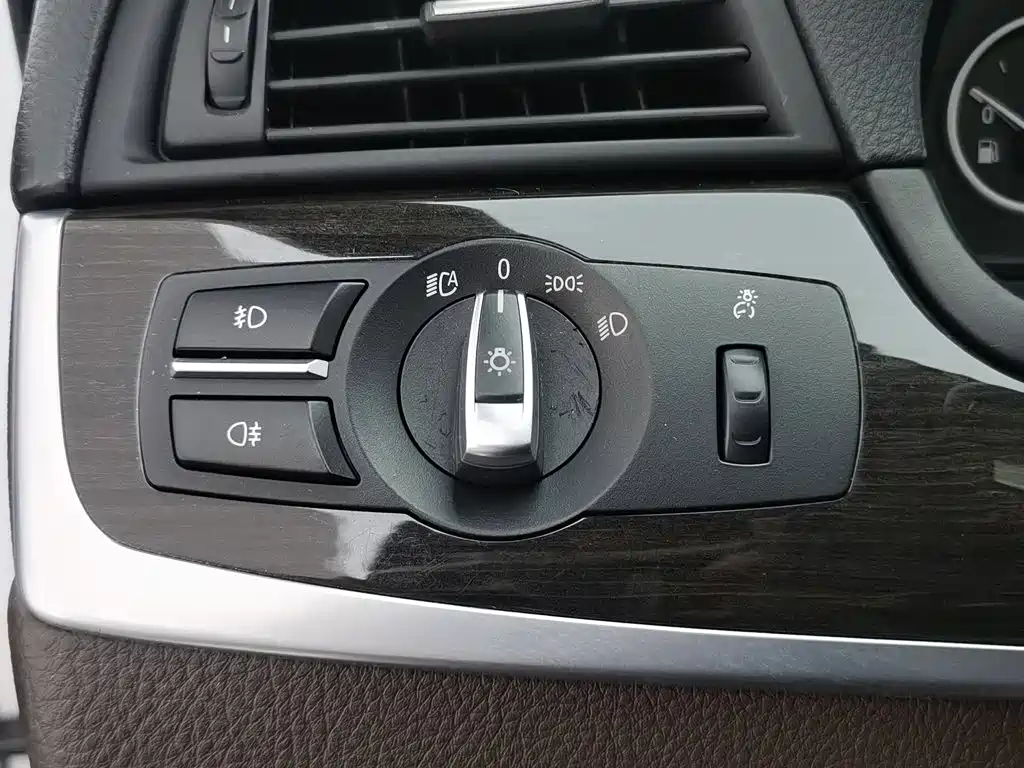 BMW 5 Series 2015 — фото 21