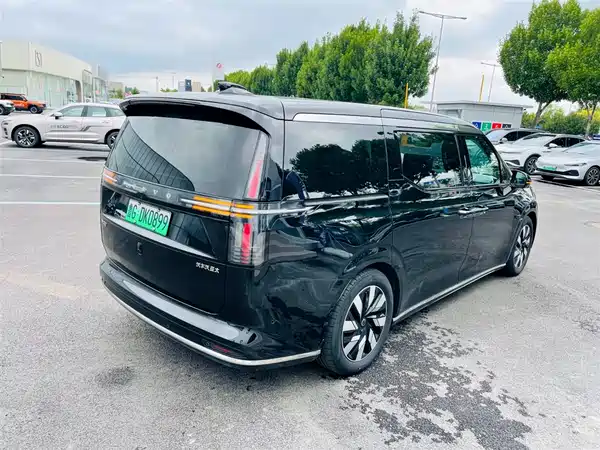Volvo EM90 2024
