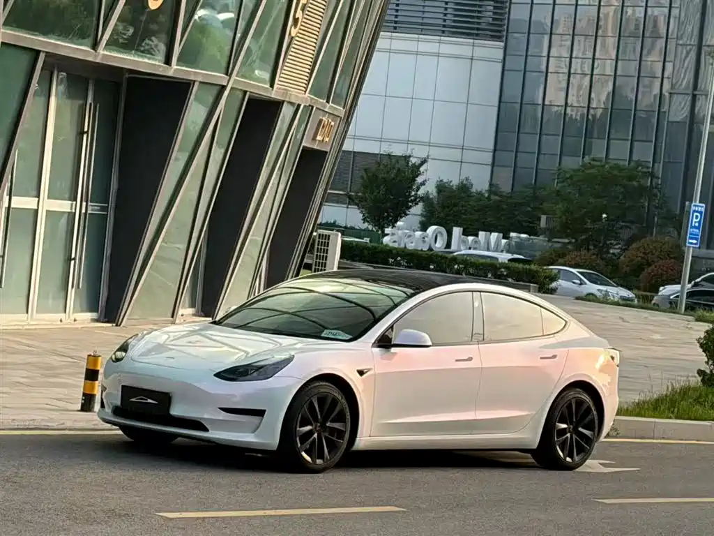 Tesla Model 3 2022 — фото 1