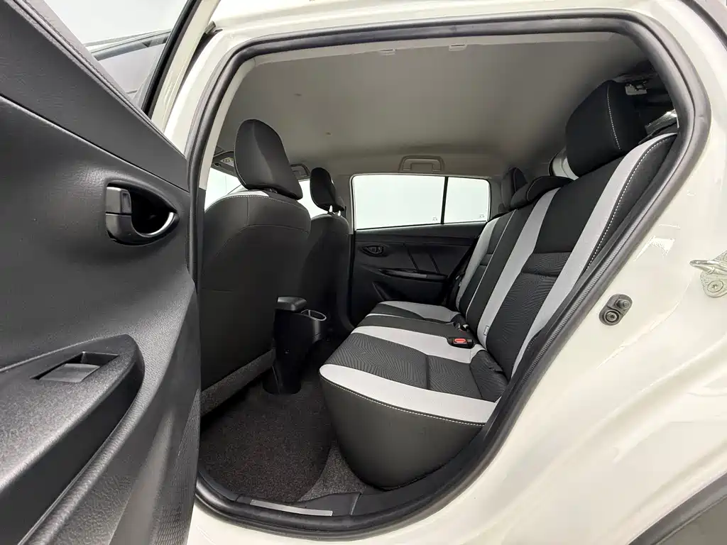 Toyota Yaris L 2022 — фото 9