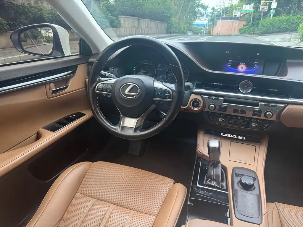 Lexus ES 2018 — фото 12