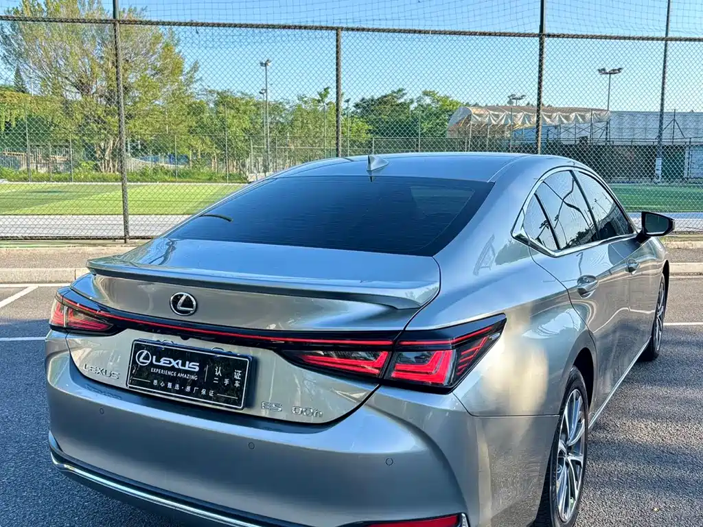 Lexus ES 2025