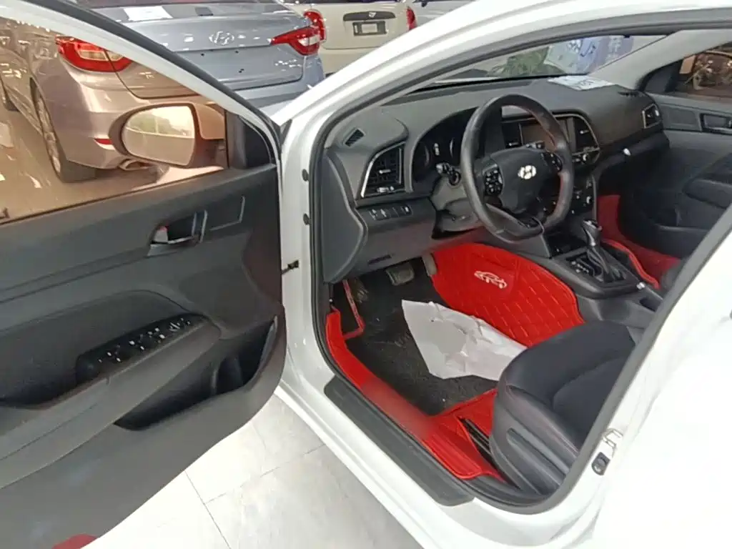 Hyundai Elantra 2018 — фото 16