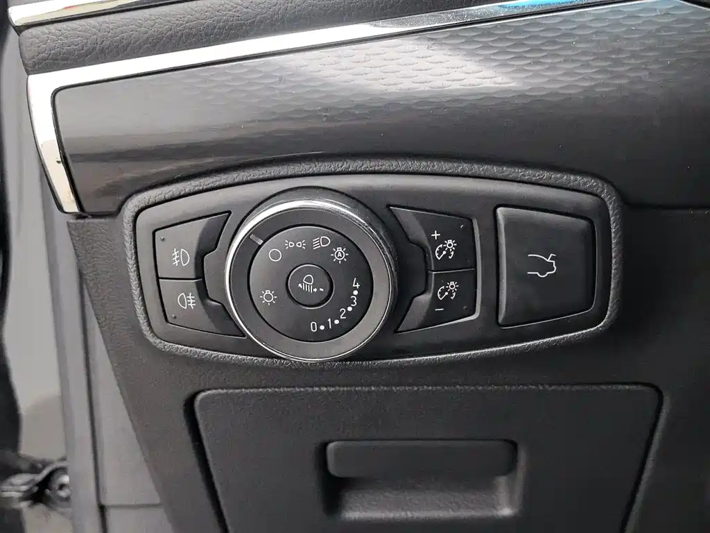 Ford Taurus 2017 — фото 21