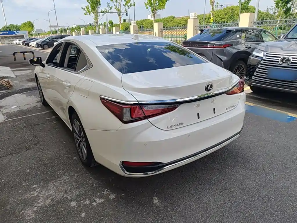 Lexus ES 2023